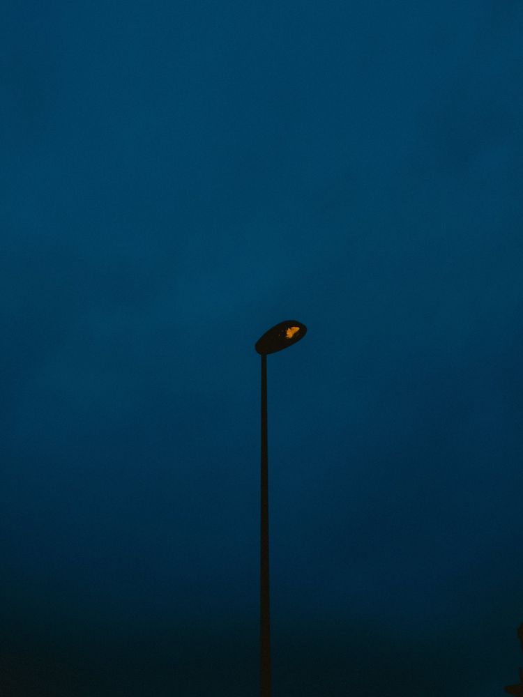 Laterne vor tiefblauem Himmel