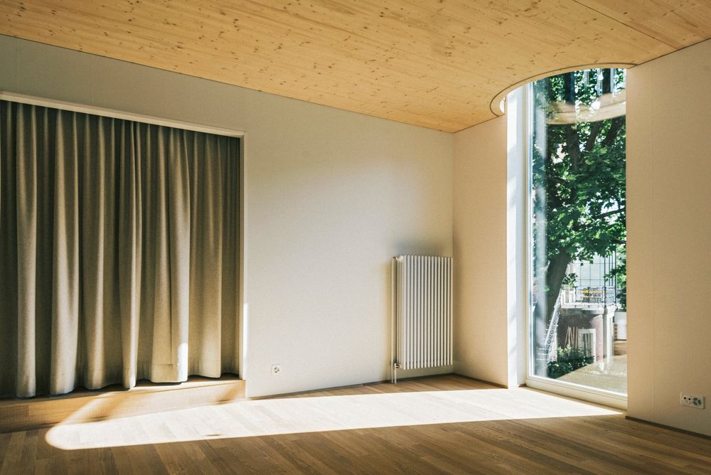 Raum mit Vorhang, Holzdecke und Sonnenlicht auf dem Boden