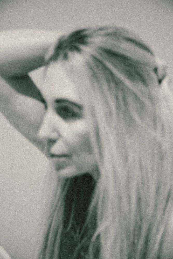 Profil mit Hand im Haar