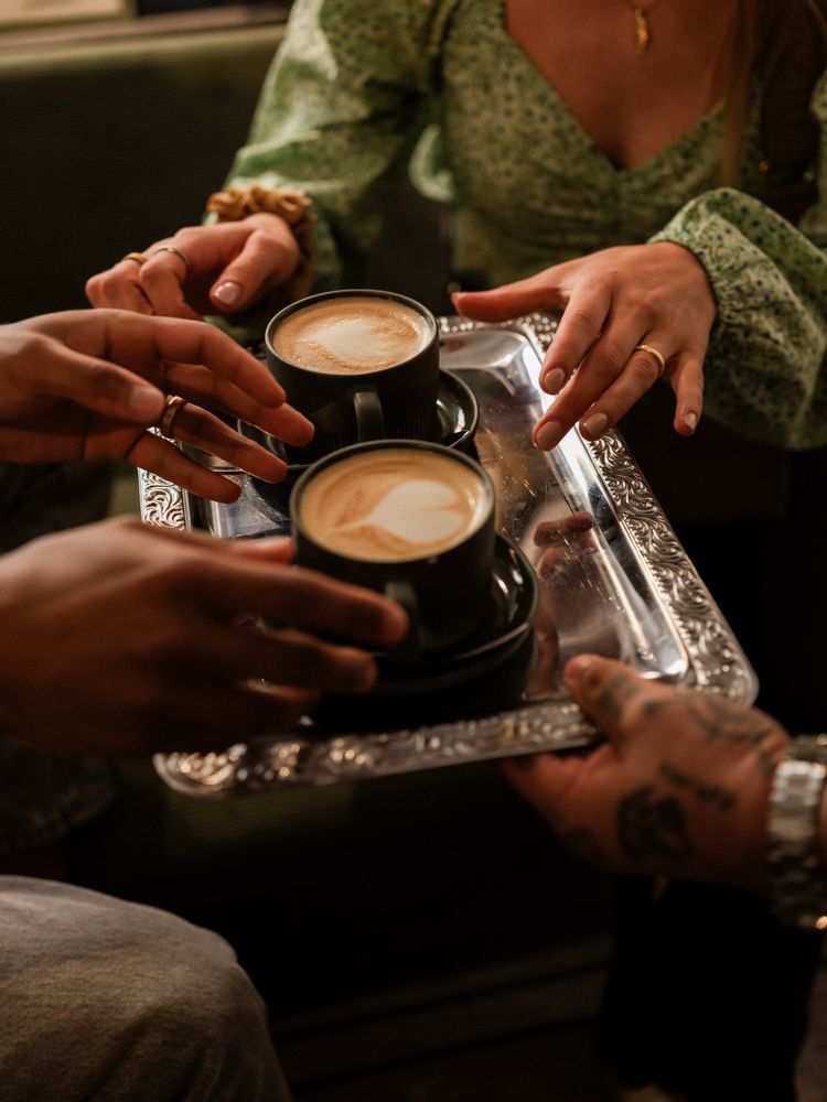 Zwei Cappuccino auf einem silbernen Tablett