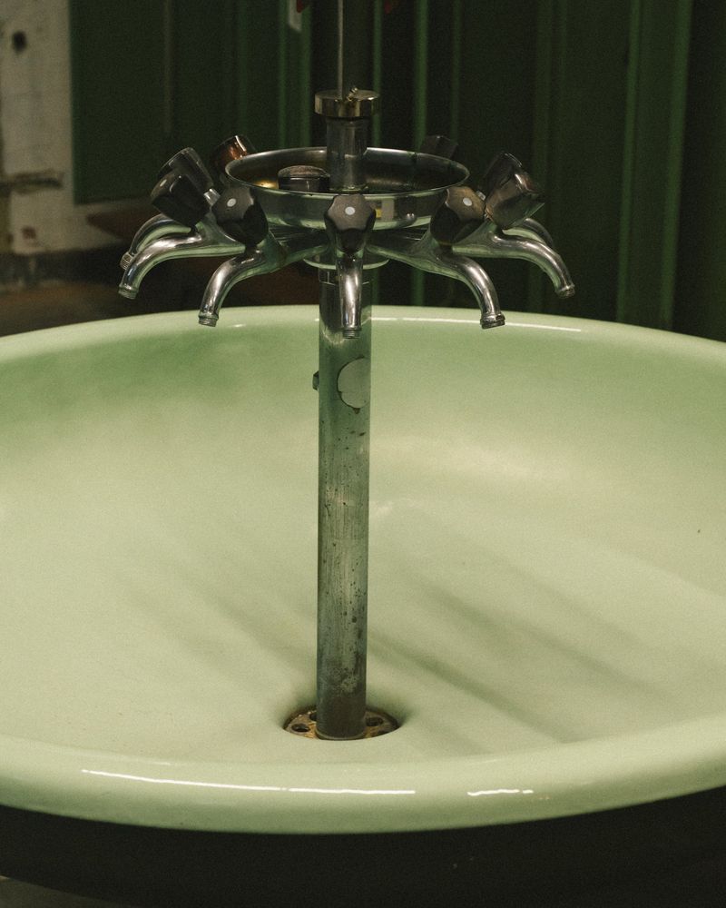 Grünes Waschbecken mit Armatur