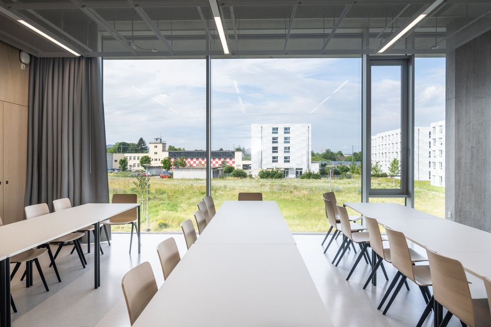 Langer Tisch vor einer Fensterfront
