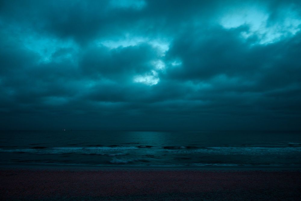Wolken über dem Meer in der Nacht