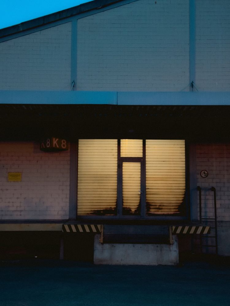 Erleuchtetes Fenster an einer Halle