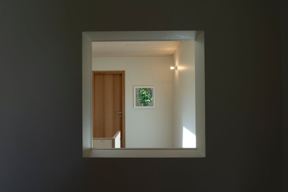 Wandöffnung mit Blick in den hellen Flur