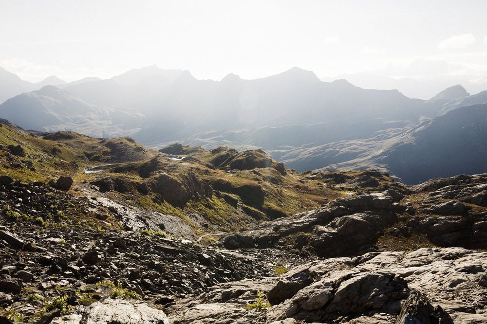 Gegenlicht über einer Berglandschaft