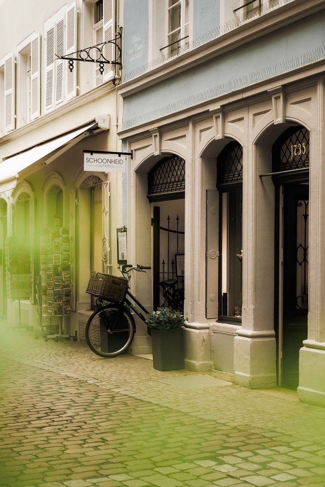 Ladenfront in einer Altstadtgasse mit Fahrrad
