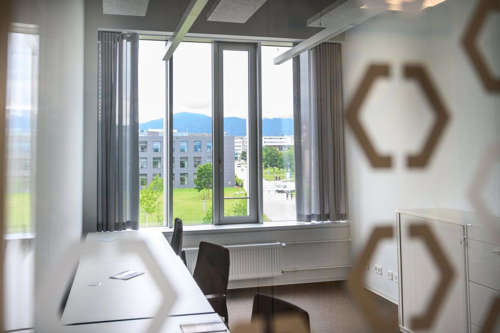 Büro mit Folienmuster auf der Glaswand