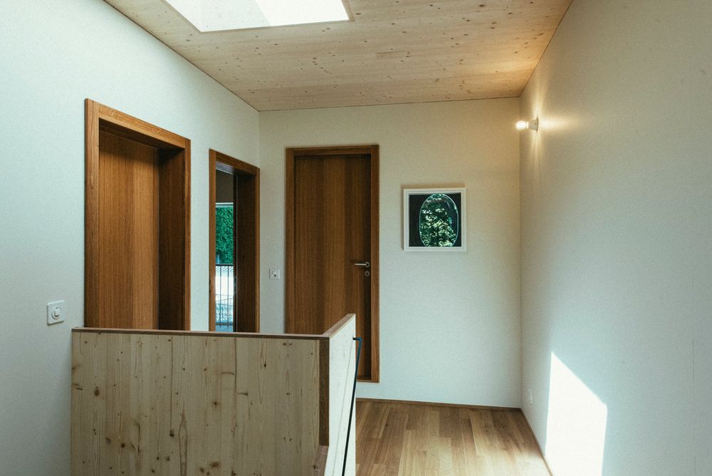 Flur mit Holztüren, Holzdecke und Oberlicht