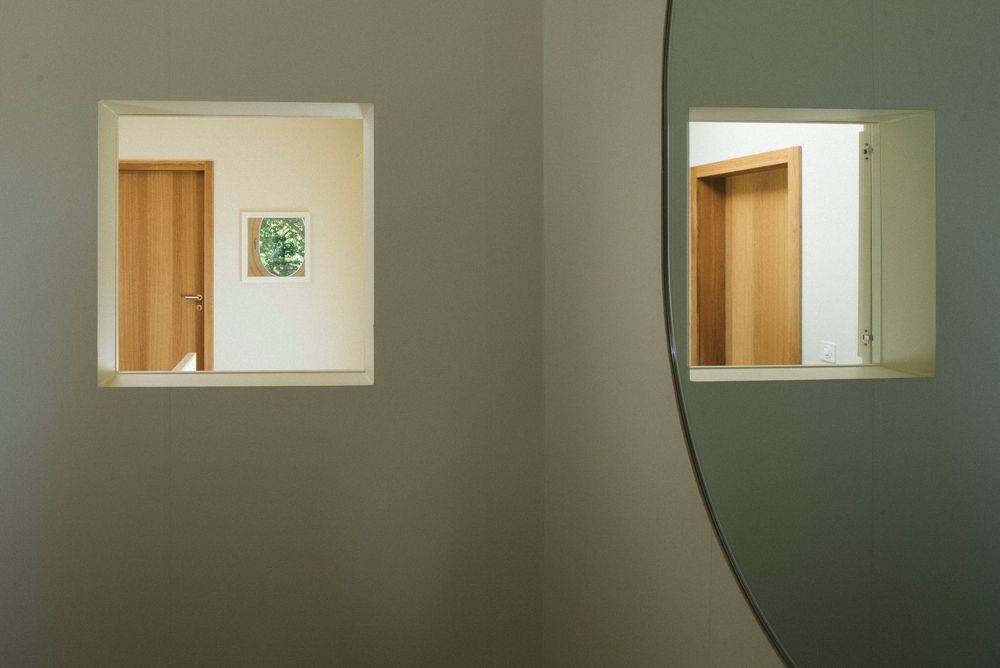 Spiegel mit dem Blick durch eine Wandöffnung
