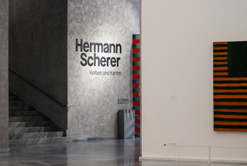 Eingangswand mit dem Titel der Ausstellung Hermann Scherer