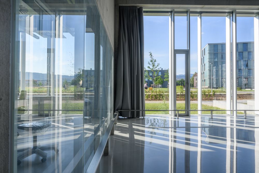 Glaswände mit Durchblick nach draussen