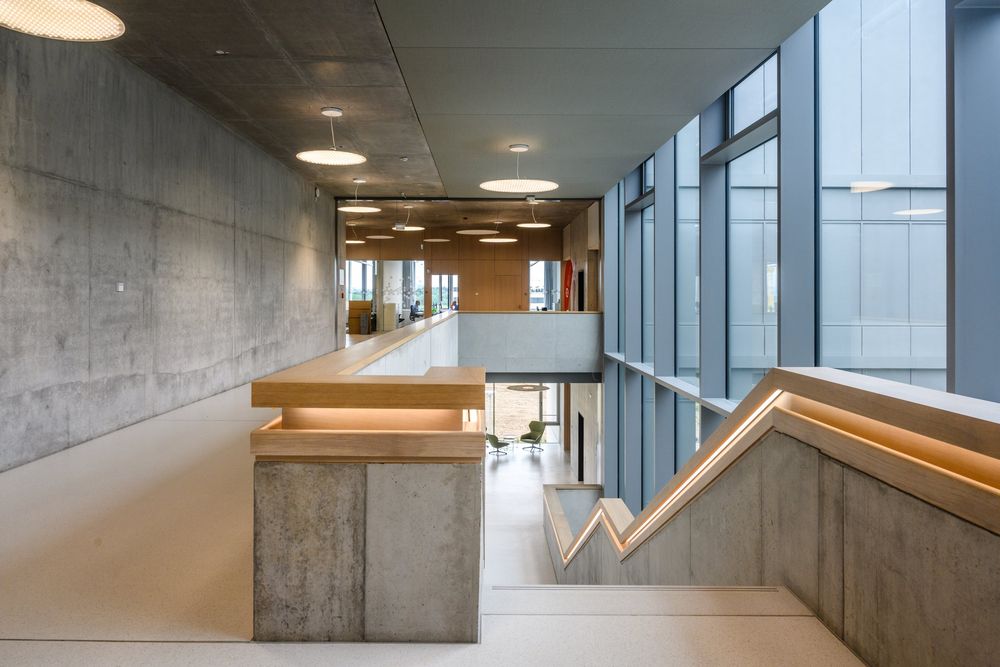 Treppe mit Holzbrüstung und Fensterband