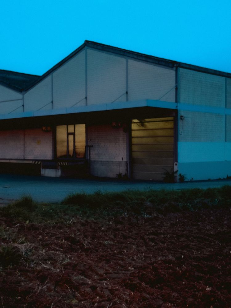 Halle zur blauen Stunde