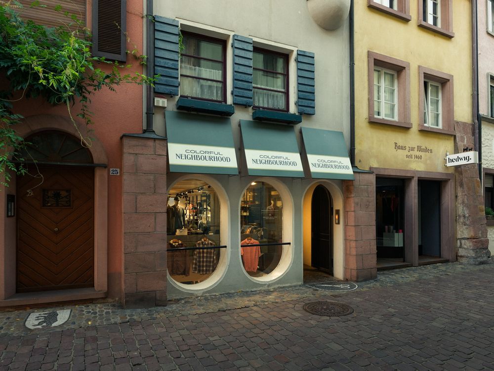 Ladenfront in der Konviktstrasse mit runden Schaufenstern