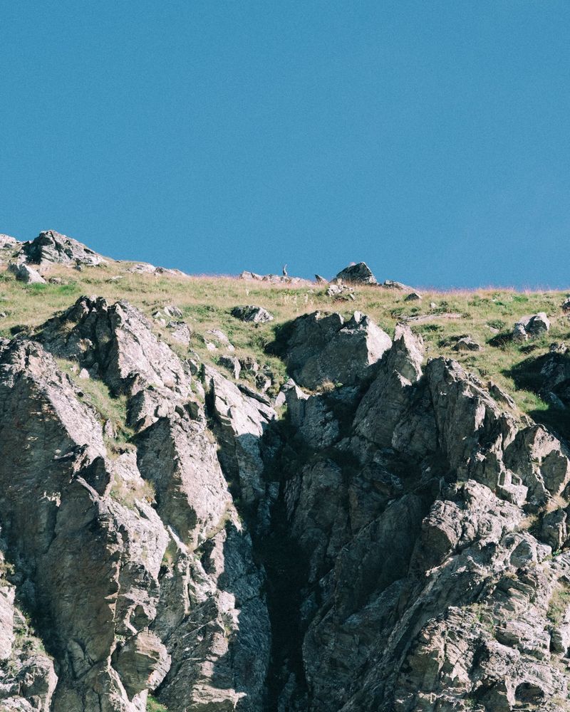 Felsen vor blauem Himmel