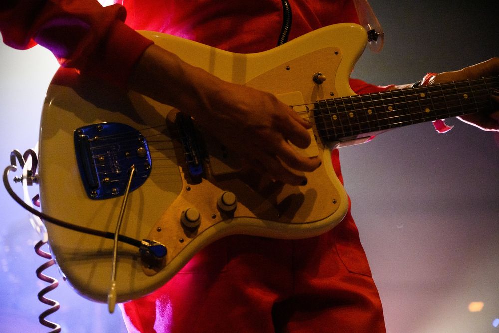 Gelbe Gitarre im Bühnenlicht