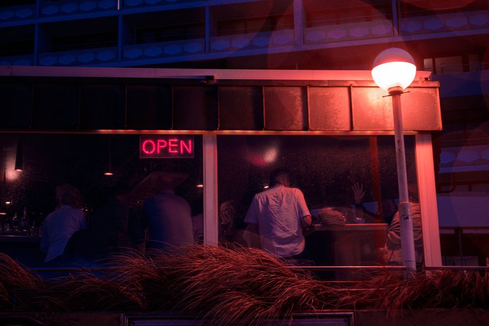 Bar mit Leuchtschrift Open