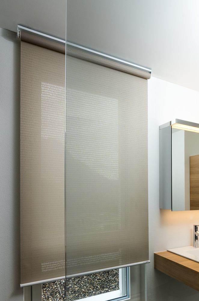 Halbtransparentes Rollo im Badezimmer
