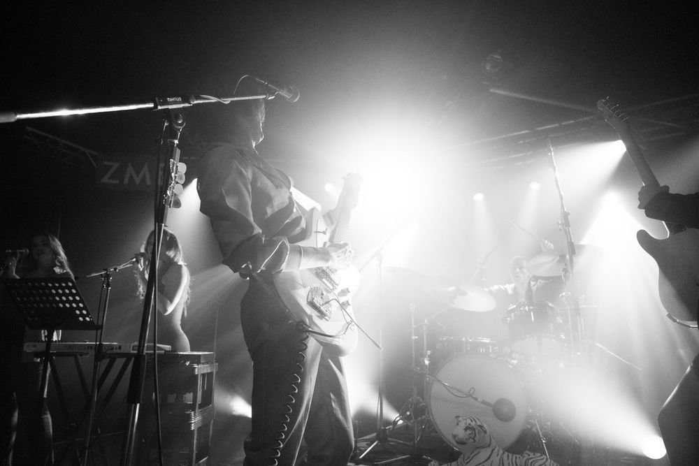Band im Gegenlicht, schwarzweiss